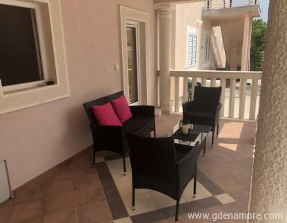 Wohnungen Sijerkovic Wei&szlig;, Privatunterkunft im Ort Bijela, Montenegro - terasa (2)